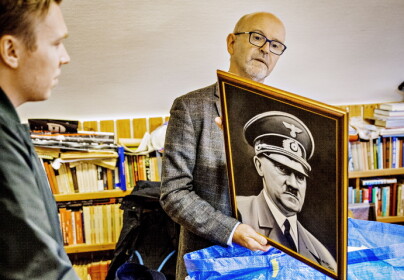 - Det er et heroiserende bilde av Hitler, og det at det er produsert i 2011, nei, jeg liker ikke det